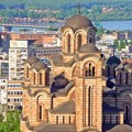 Sutra promenljivo oblačno sa dužim sunčanim intervalima, kiša krajem dana