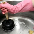 Ovaj trik za otpušavanje sudopere majstori kriju od vas Najefikasnije rešenje za zapušen odvod od samo 4 koraka, a ne košta ni…