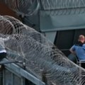 Popeo se na zid, provukao kroz bodljikavu: Žicu... Pogledajte dramatičan pokušaj bekstva iz zatvora (video)