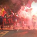 Studenti iz istočne Srbije dočekani bakljama i vatrometom na Trgu Republike (VIDEO)