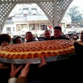 Deset zlatnika u jufkama: U Paraćinu tradicionalno lomljenje božićne česnice (foto)