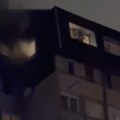 Gori stan na Medaku. Na licu mesta veliki broj vatrogasaca, vatra kulja iz zgrade.