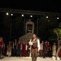 Premijera u amfiteatru manastira Predstava Vide Ognjenović nagrađena ovacijama: Komad po istinitoj priči na mestu gde je…