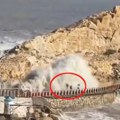 Dečaka odnelo more pred roditeljima: Pogledajte stravičan snimak iz Kine, tajfun Delfin izazvao totalni haos u zemlji (vidieo)…