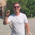 (Foto) Naš pevač se sa suprugom i decom poklonio moštima sveca. Oglasio se iz manastira u Grčkoj: "Čeka se oko dva sata"