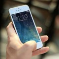 Makron: Zabrana mobilnih telefona u srednjim školama na snazi početkom školske godine