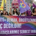 (Foto) Protest zbog racija protiv LGBT udruženja u Turskoj: Privedeno najmanje 150 ljudi