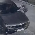 Prišunjao se džipu, polio ga benzinom, pa ga zapalio: Rasvetljeno paljenje BMW-a u Novom Pazaru (video)