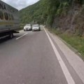 (Video) "umalo nas nije pobio": Jezivo preticanjE na putu kod Ovčar Banje, tragedija izbegnuta za tren oka