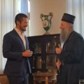 (Foto): Nikola Rokvić dobio poklon od Porfirija: A ono što je pevač poklonio patrijarhu ima jaku simboliku