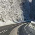 Borba putara sa snežim smetovima: Zlatibor u minusu, putevi posipani tri puta