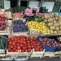 Gužva na kragujevačkoj pijaci: Jagode do 700 dinara, uvozno povrće i jabuke skuplji nego lane
