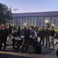 Blokiran ulaz u Zemunsku gimnaziju, okupljeni traže da direktorka ispoštuje odluku
