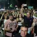 „Šta ti je ovo majstore!?“: Pogledajte kako građanin u Zaječaru otima od SNS aktivistkinje spisak sa imenima birača…