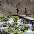 Voz sleteo sa puta, povređeno 6 osoba: Nesreća kod Plitvičkih jezera: Poslednji vagon skliznuo i udario u drvo