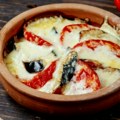 Jednostavno, jeftino, a neodoljivo! Zapečene paprike sa sirom i jajima, recept sa juga kojem nema ravnog