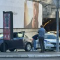 Izveo psa u šetnju pa na njih naleteo auto Nezgoda se dogodila na trotoaru i nakon što je oborio pešaka, vozač je nastavio da…