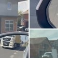 Da li smo sada sve videli? Osoba na električnom trorinetu prevozi vrata usred Beograda