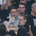 Dok sevaju pesnice međusobno među Grobarima u Areni, jedan navijač je imao neverovatnu poruku na majici