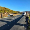 (Foto) teška nesreća na putu: Užice-Požega Auto sleteo sa puta, totalno zgužvan: Povređeno dete?