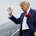 Da li je sa Trampom sve u redu? Vrlo neobičan izlazak iz aviona o kome svi pričaju