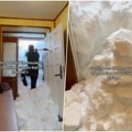 Otvorio ulazna vrata, kuću mu zatrpao sneg: Pokazao kako mu izgleda jedan sasvim običan dan i 3 miliona ljudi ne može da se…