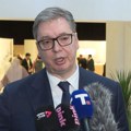 "Došla žena da peva, oni je gađaju ledenicama" Vučić o napadu na Anu Bekutu: "Da ovde ide kuče ili mače, i da ga gađa neko…