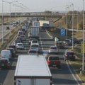 Jedna osoba stradala u sudaru kamiona na auto-putu: Iz cisterne nakon nesreće cureo gas, put i dalje blokiran