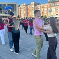 Više od 400 maturanata zaplesalo na Gradskom trgu u Čačku: Tradicija duga 14 godina oduševila građane (foto, video)