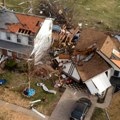 (Video) Tornado čupao krovove, tukao grad veličine pomorandže! Uništeni delovi crkve i gradske skupštine, ima povređenih…