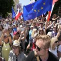 FOTO: Skoro pola miliona Poljaka na najvećem protestu protiv vlasti u Varšavi