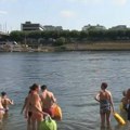 (VIDEO) Nakon posla skaču u reku i plivajući se vraćaju kući