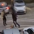 Brutalna tuča u Novom Sadu Nokautirao devojku, drugi muškarac mu odmah skočio za vrat (video)