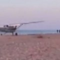 Šetnju po plaži poremetio avion: Kamere zabeležile iznenadno sletanje, posetioci ostali u čudu šta se desilo (video)