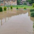 Jako nevreme napravilo reku usred Jagodine: Ulica se ne vidi od talasa vode, automobili ostali zarobljeni
