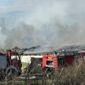 Veliki požar zahvatio farmu pilića u Čačku: Vatrena stihija progutala celu halu: Vatrogasci na terenu (foto, video)