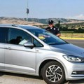 Policajci zaustavili auto, a kada im se vozač obratio hitno su krenuli sa njim: Minuti su bili presudni