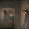 (FOTO/VIDEO) Osoba sa pištoljem kod prostorija SNS u Novom Sadu
