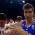 Bogdanović iznenadio navijače Umesto autograma nervozno bacio dres