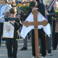 Pretužna scena na sahrani Mladena Žižovića: Sin ljubi krst na čelu tužne povorke