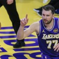 Luka Dončić povređen u pobedi LA Lejkersa nad Filadelfijom: Sledi dijagnostika