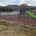 Novo dečje igralište u naselju Ravne polomljeno i uništeno: Kamere snimile napad na prostor za najmlađe, građani Prijepolja…