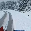 Pao sneg usred maja, vozilo se jedva probija kroz mećavu: Nestvarni prizori na srpskoj planini (video)
