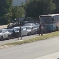 Nikad duži lančani u Novom Sadu: Gradski autobus se zakucao u kolonu automobila na Bulevaru patrijarha Pavla (foto/video)