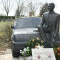 Spomenik oca Mirke Vasiljević u obliku auta u kojem je imao saobraćajku: Glumica ga nikad nije upoznala (foto)
