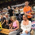 Teodora Džehverović ponovo na utakmici Partizana: Sela u prvi red i kipi iz majice, a u ruci tašna od 2.500 evra!