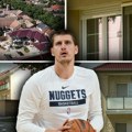 (Video) Nikola Jokić je u ovu kuću uložio dosta novca: Komšije i sugrađani otkrivaju kako je nekada bilo: "Nisu ranije…