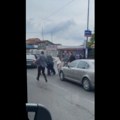 Ne zna se ko koga bije! Masovna tuča nasred Kaluđerice: Umešale se i žene, jedna potegla štiklu (video)