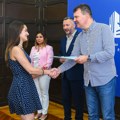 Mirović dodelio ugovore o jednokratnoj novčanoj pomoći studentima romske nacionalne manjine