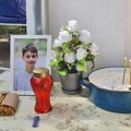 Ovo je danas najtužnija slika u Srbiji: Osmeh ubijenog dečaka Andreja i plamen sveća koje neutešno gore